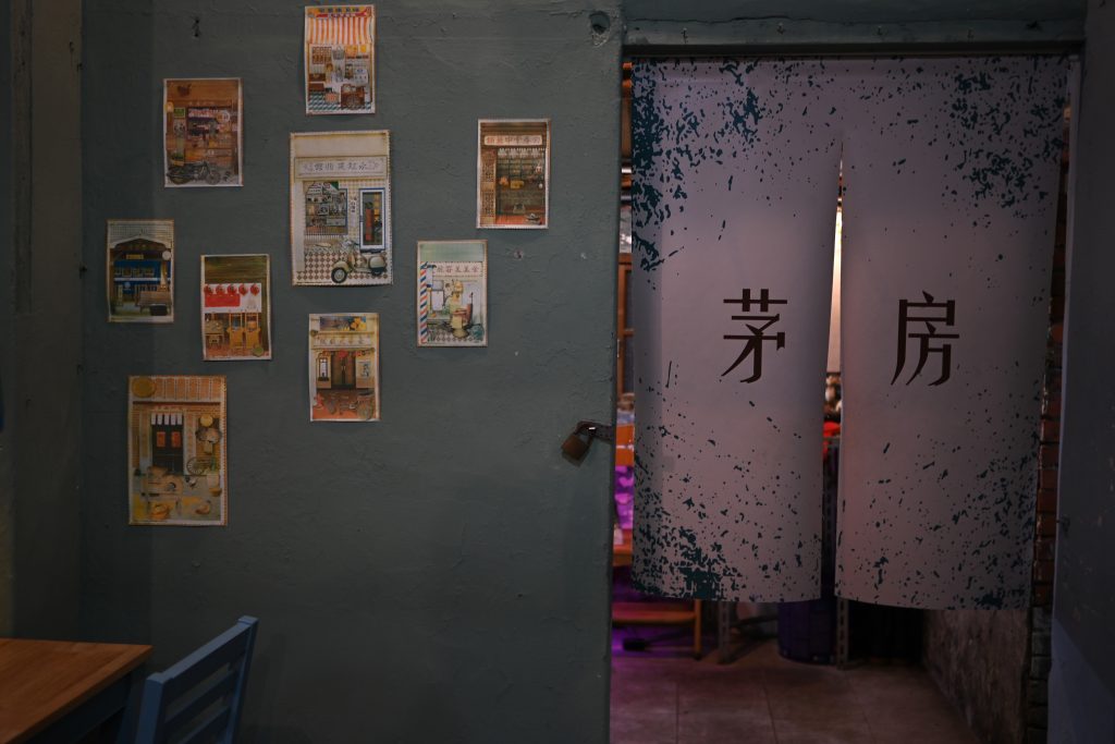 【台北文山】小聚苑 藏身高樓中的老宅咖啡廳|懷舊紅磚三合院|走進巷口、穿越時空，來場不限時的相聚|動物友善空間