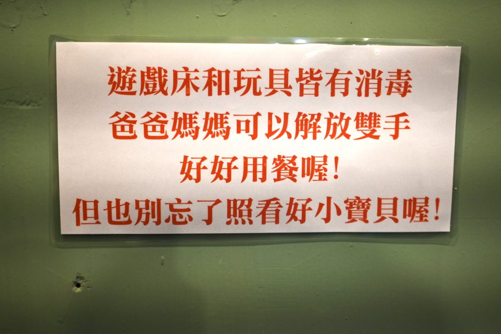 【台北文山】小聚苑 藏身高樓中的老宅咖啡廳|懷舊紅磚三合院|走進巷口、穿越時空，來場不限時的相聚|動物友善空間