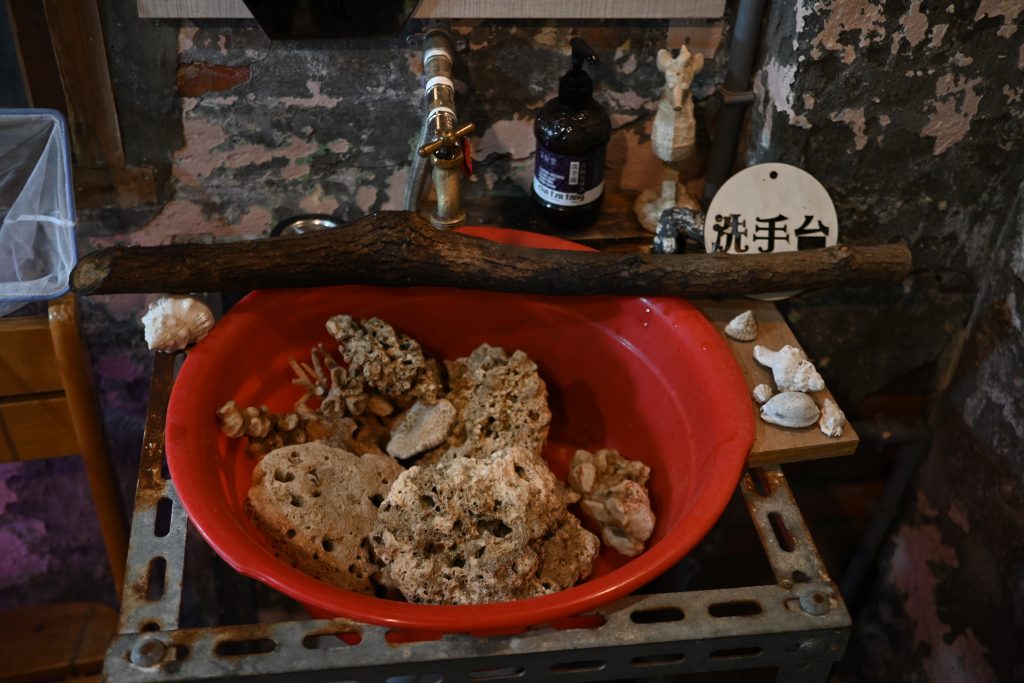 【台北文山】小聚苑 藏身高樓中的老宅咖啡廳|懷舊紅磚三合院|走進巷口、穿越時空，來場不限時的相聚|動物友善空間