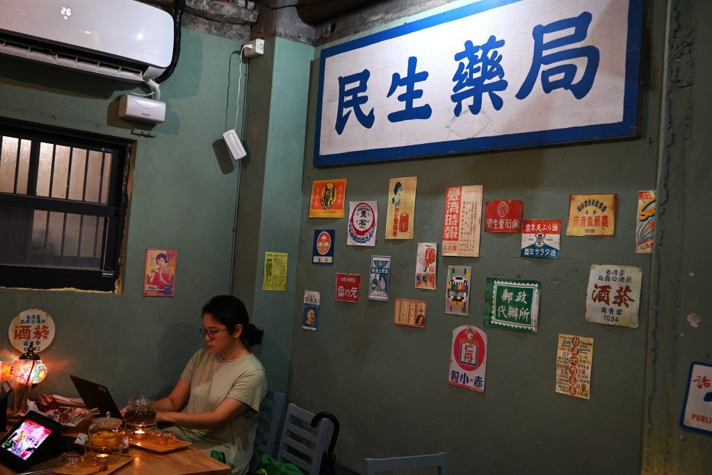 【台北文山】小聚苑 藏身高樓中的老宅咖啡廳|懷舊紅磚三合院|走進巷口、穿越時空，來場不限時的相聚|動物友善空間