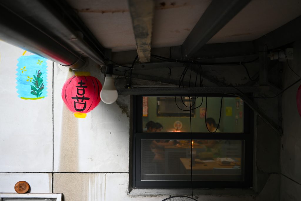 【台北文山】小聚苑 藏身高樓中的老宅咖啡廳|懷舊紅磚三合院|走進巷口、穿越時空，來場不限時的相聚|動物友善空間