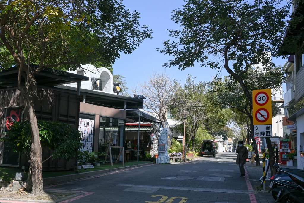 台南中西區赤崁東街 白天街景