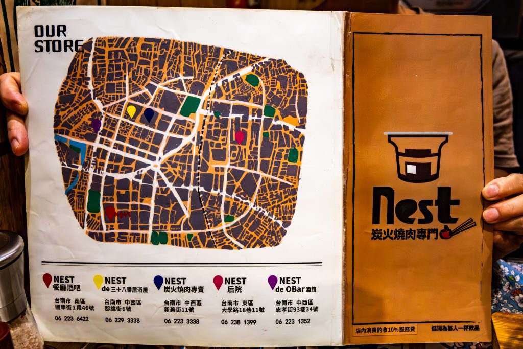 【台南中西區】Nest炭火燒肉專門|日式昭和復古風|新美街燒肉|台南晚餐、宵夜好處去|低消一杯飲品|文內附菜單