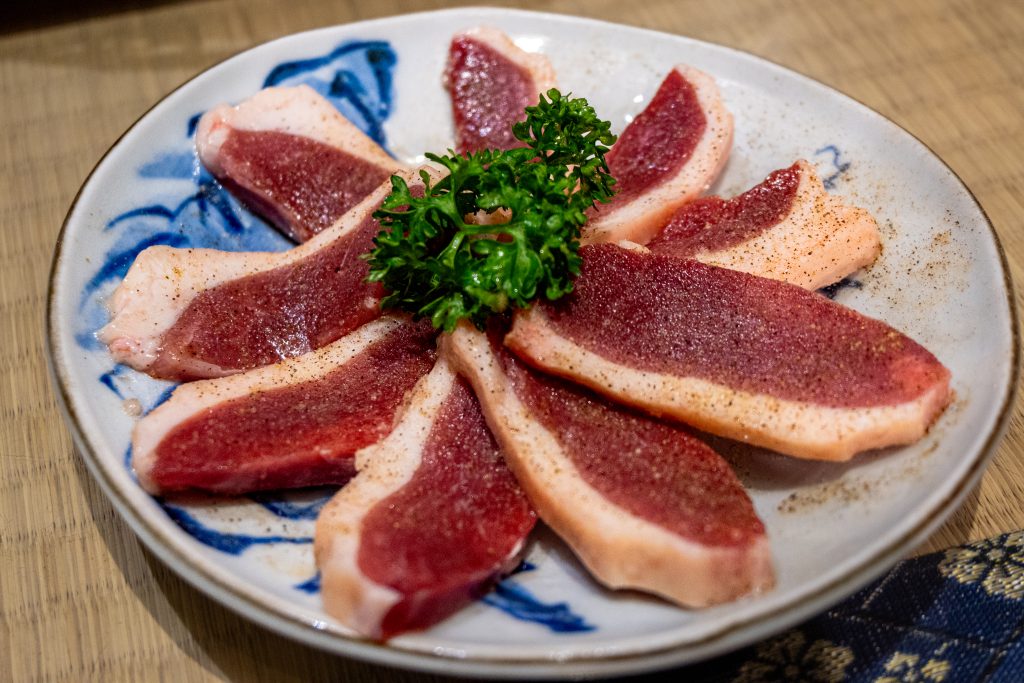 【台南中西區】Nest炭火燒肉專門|日式昭和復古風|新美街燒肉|台南晚餐、宵夜好處去|低消一杯飲品|文內附菜單