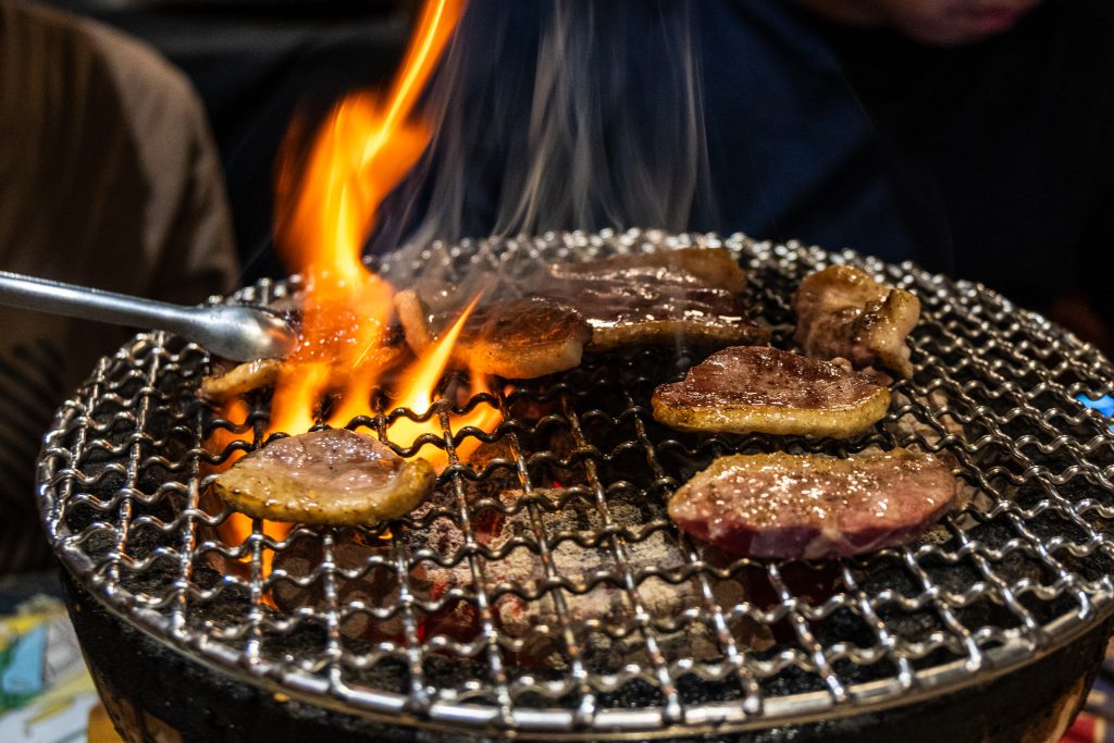 【台南中西區】Nest炭火燒肉專門|日式昭和復古風|新美街燒肉|台南晚餐、宵夜好處去|低消一杯飲品|文內附菜單