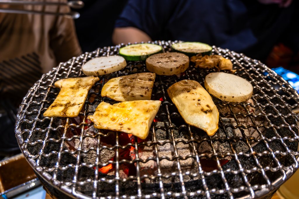 【台南中西區】Nest炭火燒肉專門|日式昭和復古風|新美街燒肉|台南晚餐、宵夜好處去|低消一杯飲品|文內附菜單