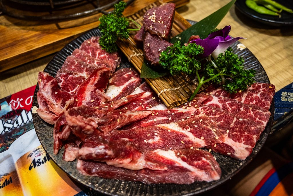 【台南中西區】Nest炭火燒肉專門|日式昭和復古風|新美街燒肉|台南晚餐、宵夜好處去|低消一杯飲品|文內附菜單