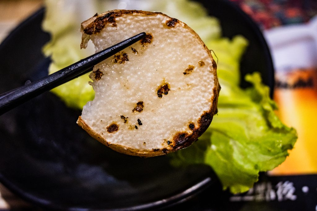 【台南中西區】Nest炭火燒肉專門|日式昭和復古風|新美街燒肉|台南晚餐、宵夜好處去|低消一杯飲品|文內附菜單