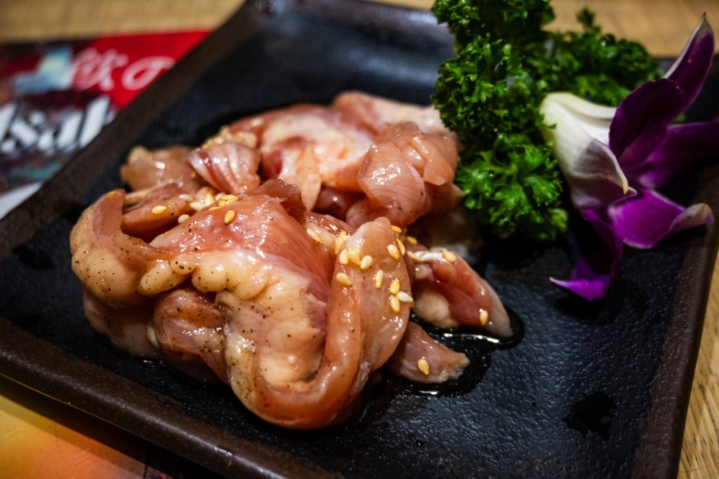 【台南中西區】Nest炭火燒肉專門|日式昭和復古風|新美街燒肉|台南晚餐、宵夜好處去|低消一杯飲品|文內附菜單