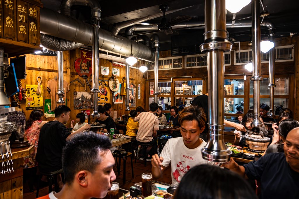 【台南中西區】Nest炭火燒肉專門|日式昭和復古風|新美街燒肉|台南晚餐、宵夜好處去|低消一杯飲品|文內附菜單
