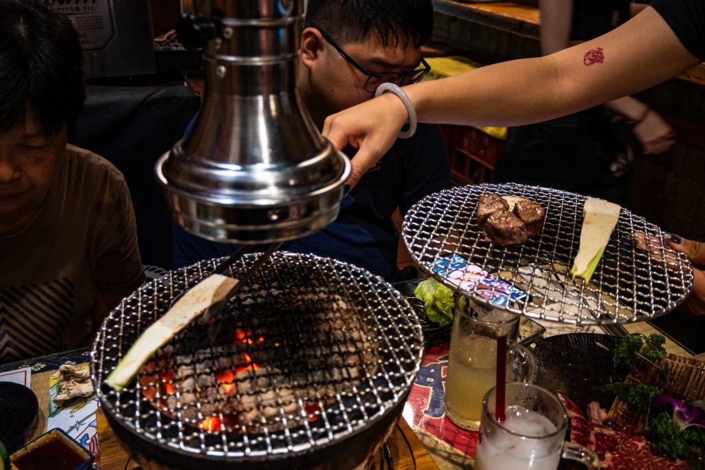 【台南中西區】Nest炭火燒肉專門|日式昭和復古風|新美街燒肉|台南晚餐、宵夜好處去|低消一杯飲品|文內附菜單