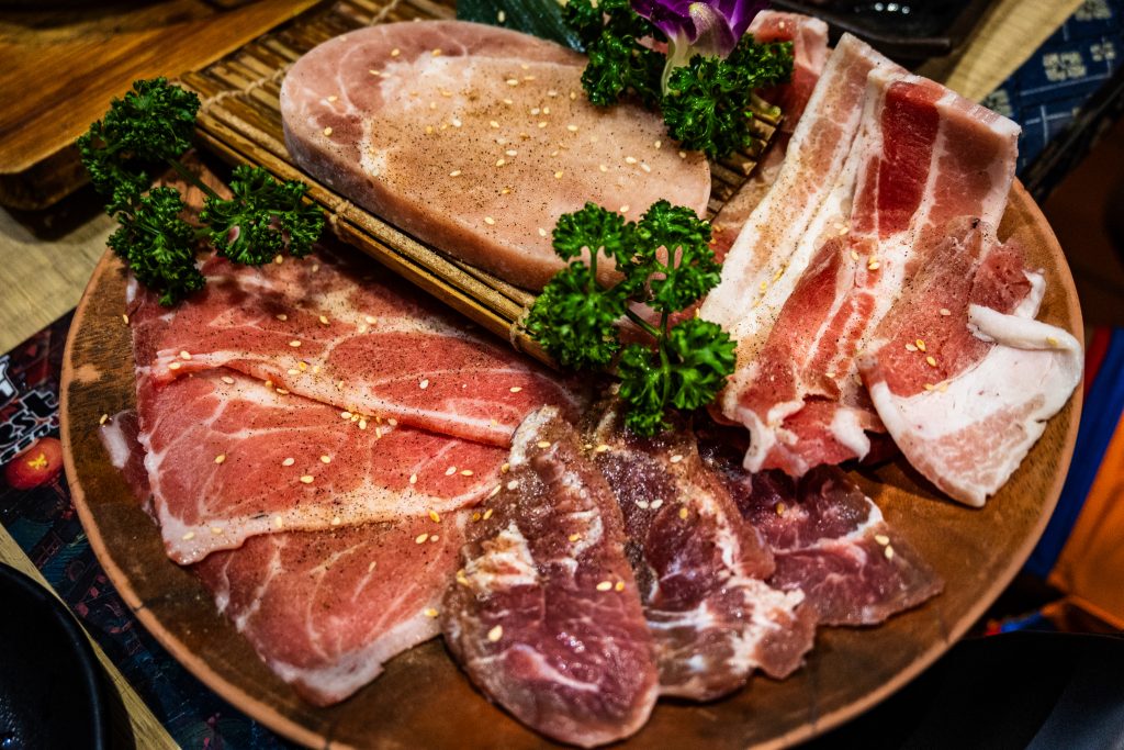【台南中西區】Nest炭火燒肉專門|日式昭和復古風|新美街燒肉|台南晚餐、宵夜好處去|低消一杯飲品|文內附菜單