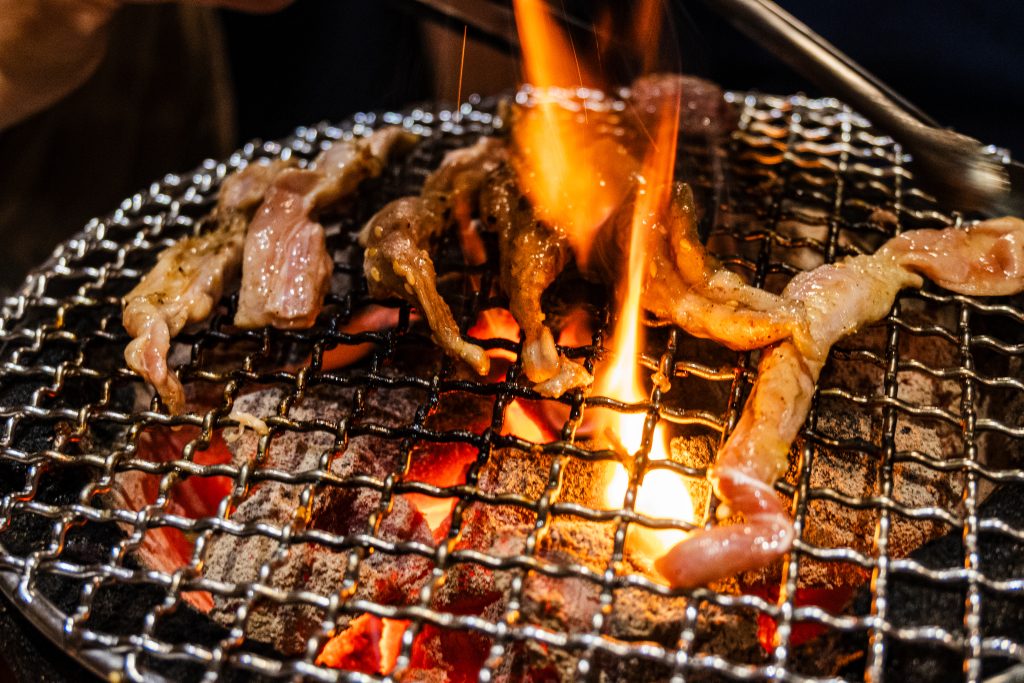 【台南中西區】Nest炭火燒肉專門|日式昭和復古風|新美街燒肉|台南晚餐、宵夜好處去|低消一杯飲品|文內附菜單