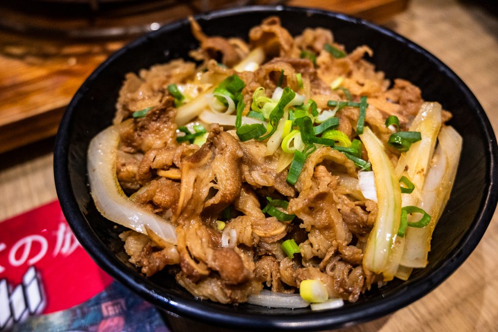 【台南中西區】Nest炭火燒肉專門|日式昭和復古風|新美街燒肉|台南晚餐、宵夜好處去|低消一杯飲品|文內附菜單