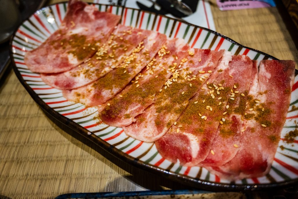【台南中西區】Nest炭火燒肉專門|日式昭和復古風|新美街燒肉|台南晚餐、宵夜好處去|低消一杯飲品|文內附菜單