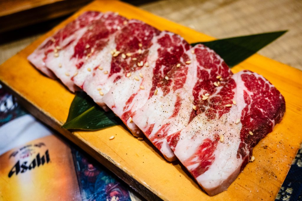 【台南中西區】Nest炭火燒肉專門|日式昭和復古風|新美街燒肉|台南晚餐、宵夜好處去|低消一杯飲品|文內附菜單