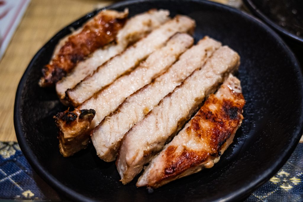 【台南中西區】Nest炭火燒肉專門|日式昭和復古風|新美街燒肉|台南晚餐、宵夜好處去|低消一杯飲品|文內附菜單