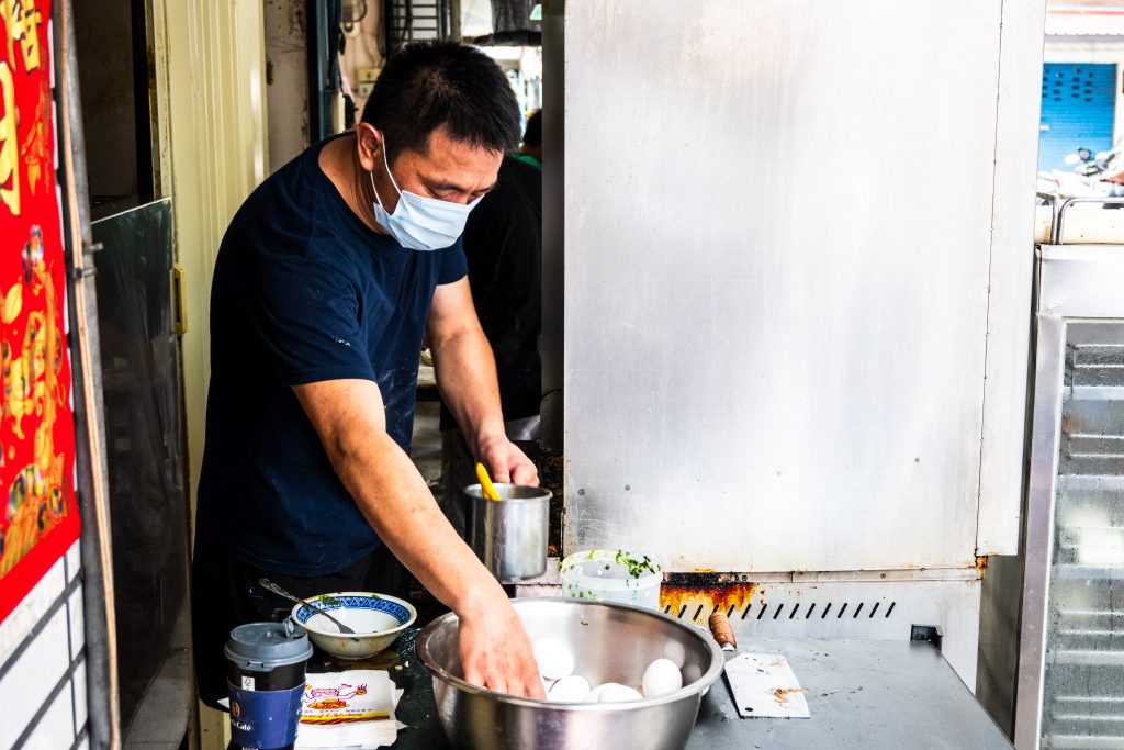 【台北北投】石牌無名手工蛋餅|江振誠主廚推薦美食|酥脆厚實手工蛋餅、好喝花生湯|北投、石牌超高人氣早餐店|文內附菜單