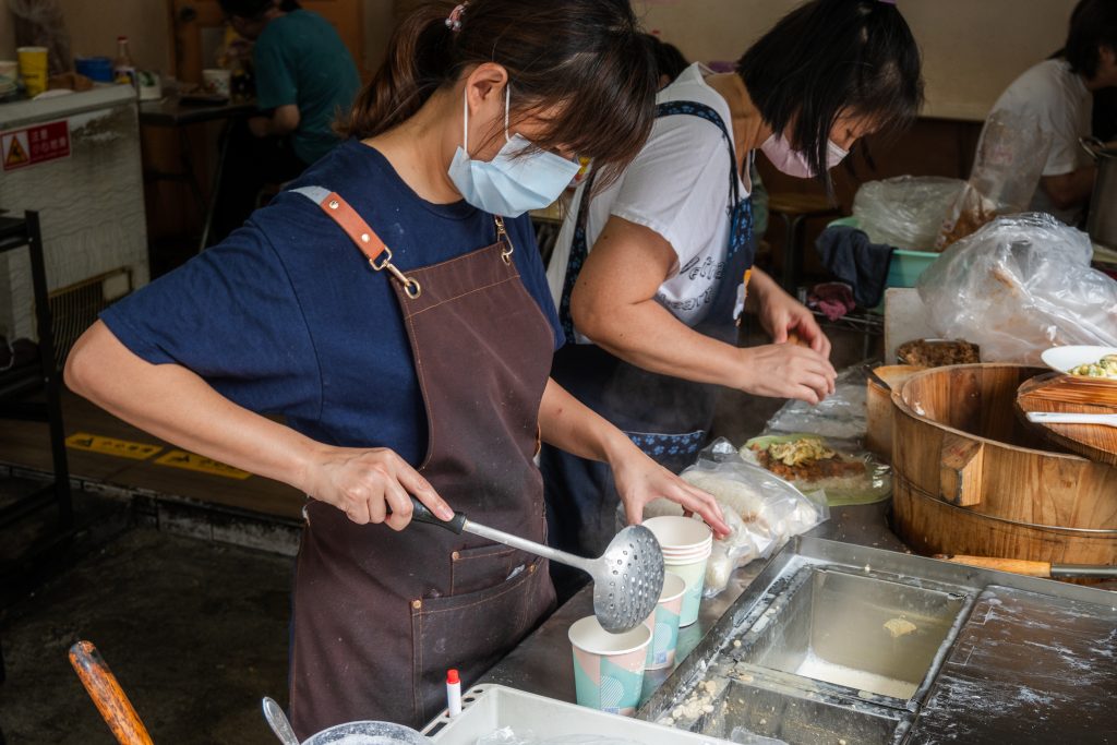 【台北北投】石牌無名手工蛋餅|江振誠主廚推薦美食|酥脆厚實手工蛋餅、好喝花生湯|北投、石牌超高人氣早餐店|文內附菜單