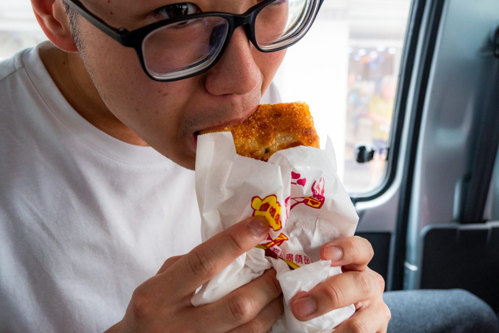 【台北北投】石牌無名手工蛋餅|江振誠主廚推薦美食|酥脆厚實手工蛋餅、好喝花生湯|北投、石牌超高人氣早餐店|文內附菜單