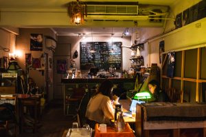 樓上的嬉皮與笑臉男