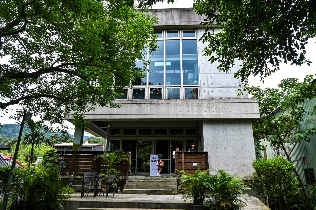 【新北深坑】Arc Cafe|森林系玻璃屋咖啡廳與藝廊的完美結合|深坑老街旁的下午茶好去處|愜意空間、絕美風景和造景，網美照的拍攝基地