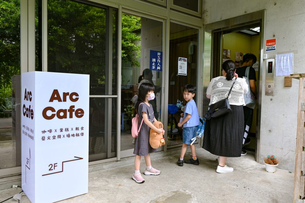 【新北深坑】Arc Cafe|森林系玻璃屋咖啡廳與藝廊的完美結合|深坑老街旁的下午茶好去處|愜意空間、絕美風景和造景，網美照的拍攝基地