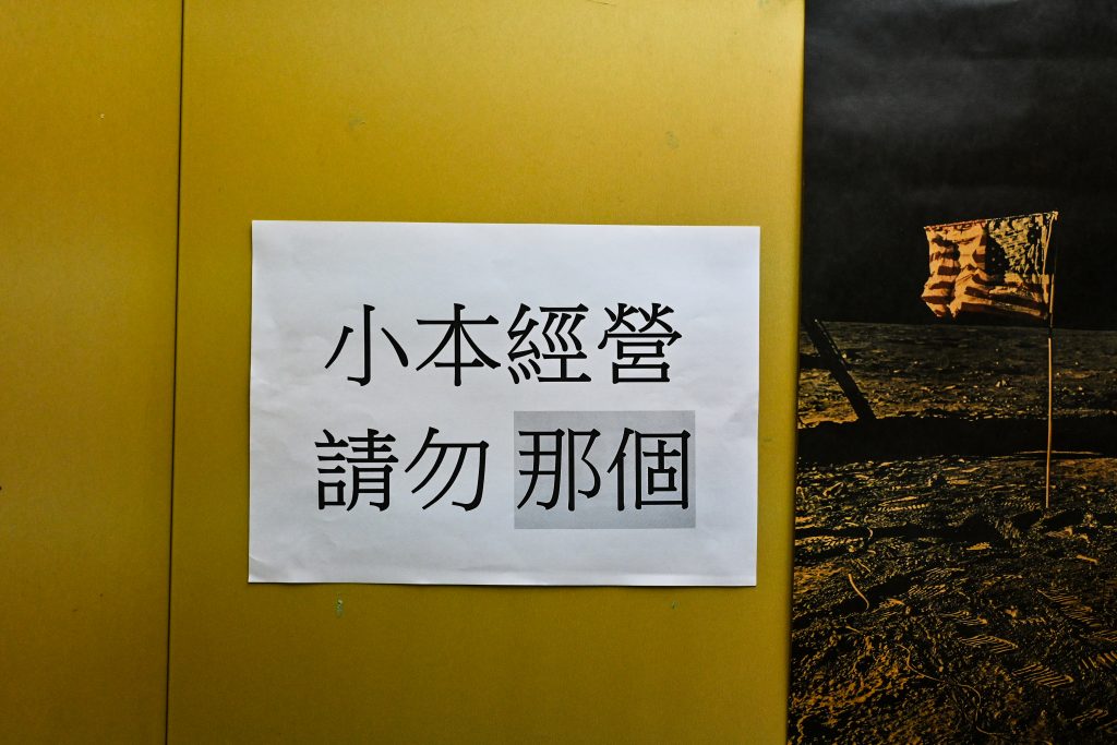 【新北深坑】Arc Cafe|森林系玻璃屋咖啡廳與藝廊的完美結合|深坑老街旁的下午茶好去處|愜意空間、絕美風景和造景，網美照的拍攝基地