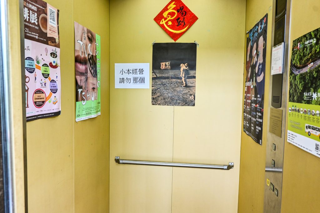 【新北深坑】Arc Cafe|森林系玻璃屋咖啡廳與藝廊的完美結合|深坑老街旁的下午茶好去處|愜意空間、絕美風景和造景，網美照的拍攝基地