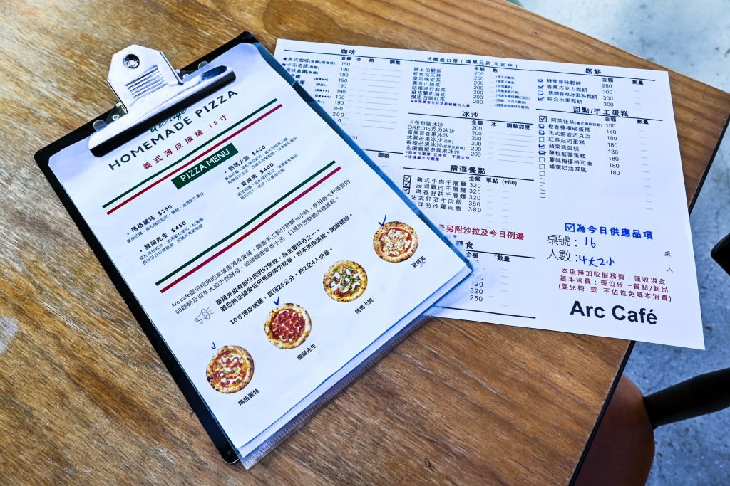 【新北深坑】Arc Cafe|森林系玻璃屋咖啡廳與藝廊的完美結合|深坑老街旁的下午茶好去處|愜意空間、絕美風景和造景，網美照的拍攝基地