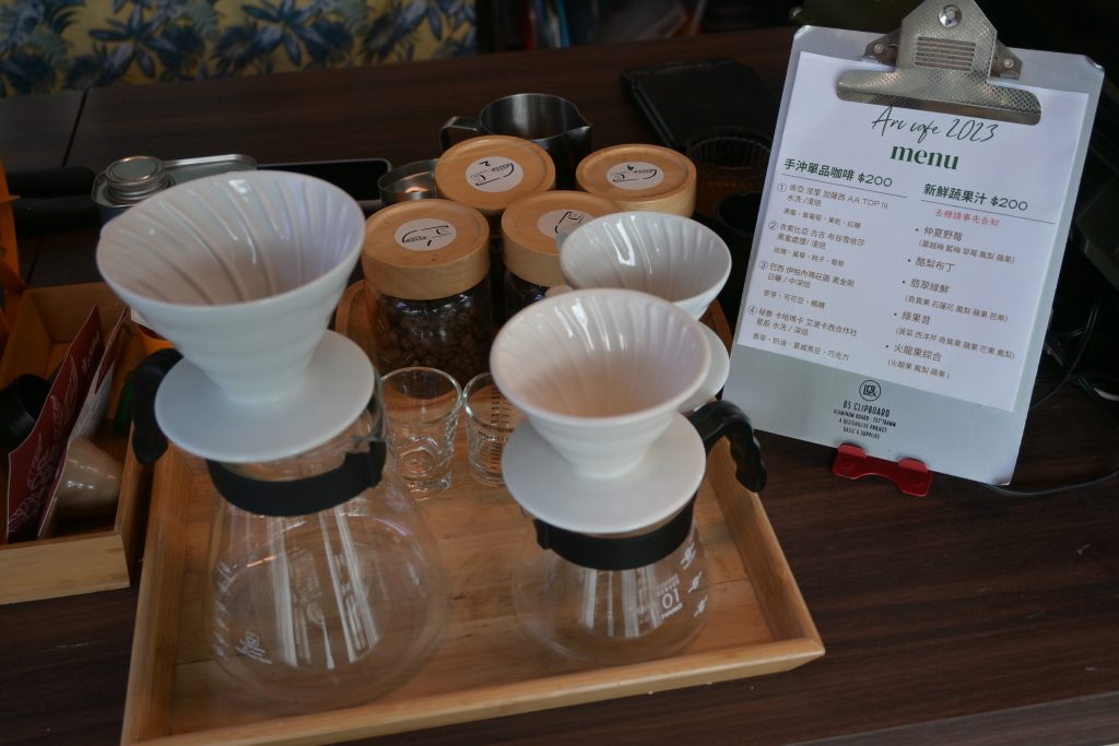 【新北深坑】Arc Cafe|森林系玻璃屋咖啡廳與藝廊的完美結合|深坑老街旁的下午茶好去處|愜意空間、絕美風景和造景，網美照的拍攝基地