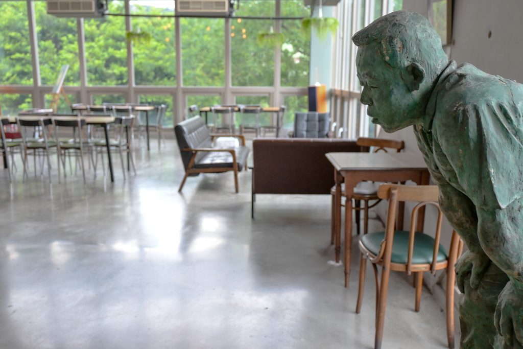 【新北深坑】Arc Cafe|森林系玻璃屋咖啡廳與藝廊的完美結合|深坑老街旁的下午茶好去處|愜意空間、絕美風景和造景，網美照的拍攝基地