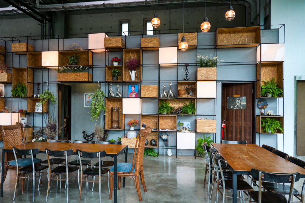 【新北深坑】Arc Cafe|森林系玻璃屋咖啡廳與藝廊的完美結合|深坑老街旁的下午茶好去處|愜意空間、絕美風景和造景，網美照的拍攝基地