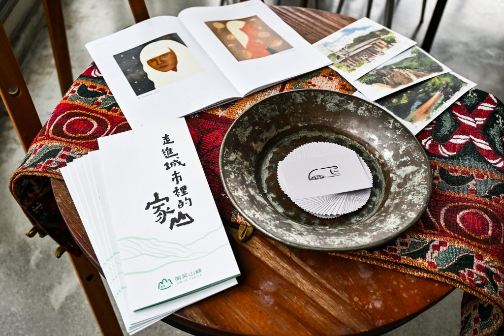 【新北深坑】Arc Cafe|森林系玻璃屋咖啡廳與藝廊的完美結合|深坑老街旁的下午茶好去處|愜意空間、絕美風景和造景，網美照的拍攝基地