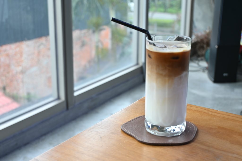 【新北深坑】Arc Cafe|森林系玻璃屋咖啡廳與藝廊的完美結合|深坑老街旁的下午茶好去處|愜意空間、絕美風景和造景，網美照的拍攝基地