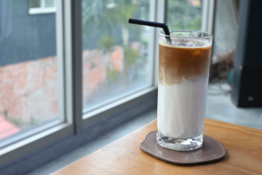 【新北深坑】Arc Cafe|森林系玻璃屋咖啡廳與藝廊的完美結合|深坑老街旁的下午茶好去處|愜意空間、絕美風景和造景，網美照的拍攝基地