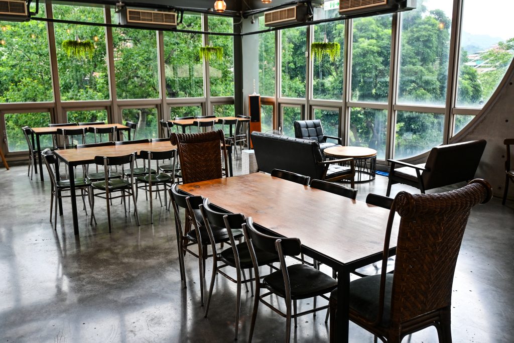 【新北深坑】Arc Cafe|森林系玻璃屋咖啡廳與藝廊的完美結合|深坑老街旁的下午茶好去處|愜意空間、絕美風景和造景，網美照的拍攝基地