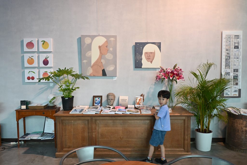 【新北深坑】Arc Cafe|森林系玻璃屋咖啡廳與藝廊的完美結合|深坑老街旁的下午茶好去處|愜意空間、絕美風景和造景，網美照的拍攝基地