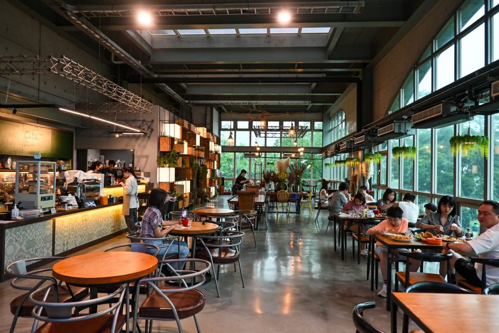 【新北深坑】Arc Cafe|森林系玻璃屋咖啡廳與藝廊的完美結合|深坑老街旁的下午茶好去處|愜意空間、絕美風景和造景，網美照的拍攝基地