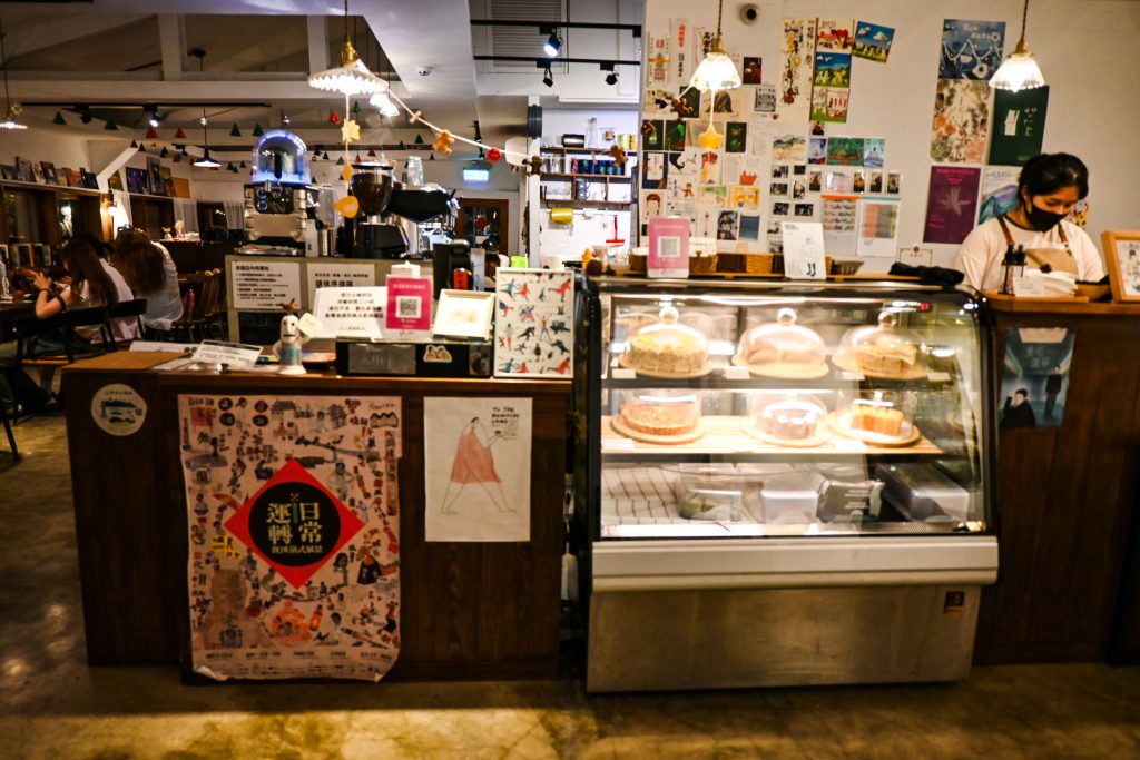【台北文山】生活在他方-夜貓店|體驗貓空夜生活|貓空深夜咖啡廳、寵物友善餐廳、繪本書店|超高水準千層蛋糕、眷村乾拌麵|俯視臺北盆地夜景