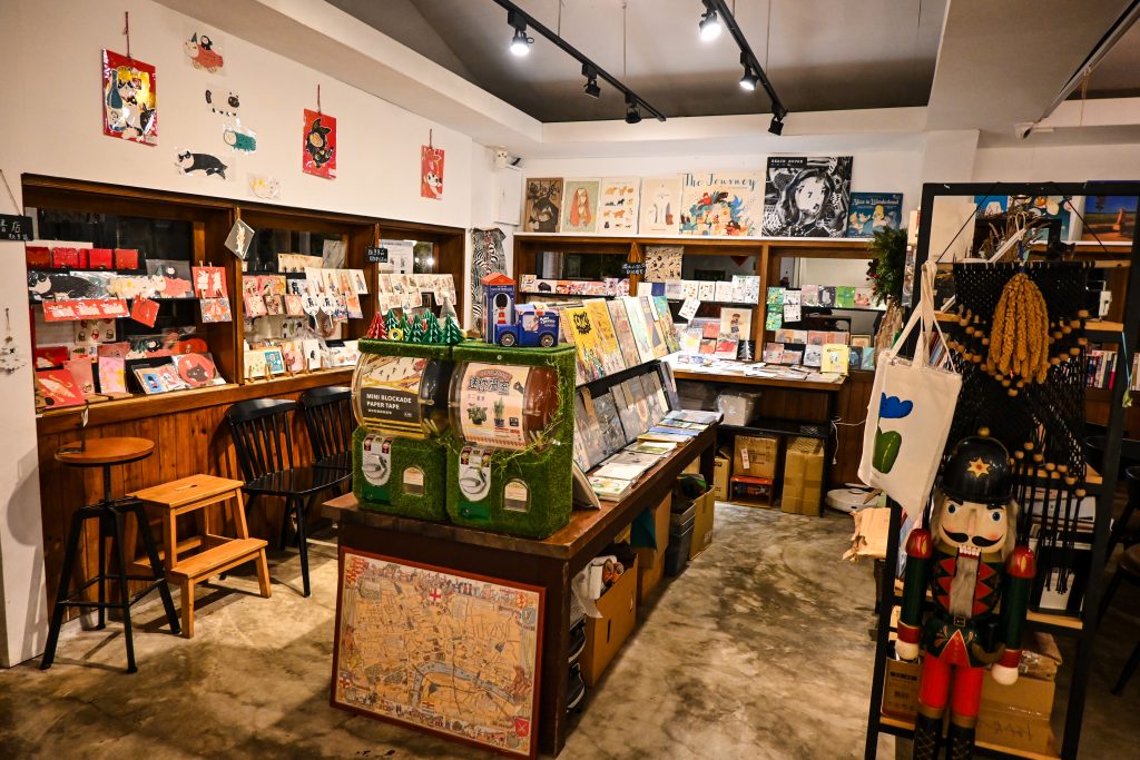 【台北文山】生活在他方-夜貓店|體驗貓空夜生活|貓空深夜咖啡廳、寵物友善餐廳、繪本書店|超高水準千層蛋糕、眷村乾拌麵|俯視臺北盆地夜景