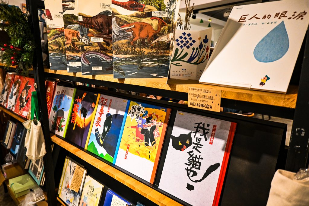【台北文山】生活在他方-夜貓店|體驗貓空夜生活|貓空深夜咖啡廳、寵物友善餐廳、繪本書店|超高水準千層蛋糕、眷村乾拌麵|俯視臺北盆地夜景