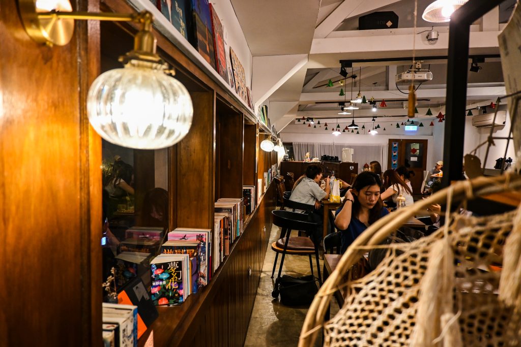 【台北文山】生活在他方-夜貓店|體驗貓空夜生活|貓空深夜咖啡廳、寵物友善餐廳、繪本書店|超高水準千層蛋糕、眷村乾拌麵|俯視臺北盆地夜景