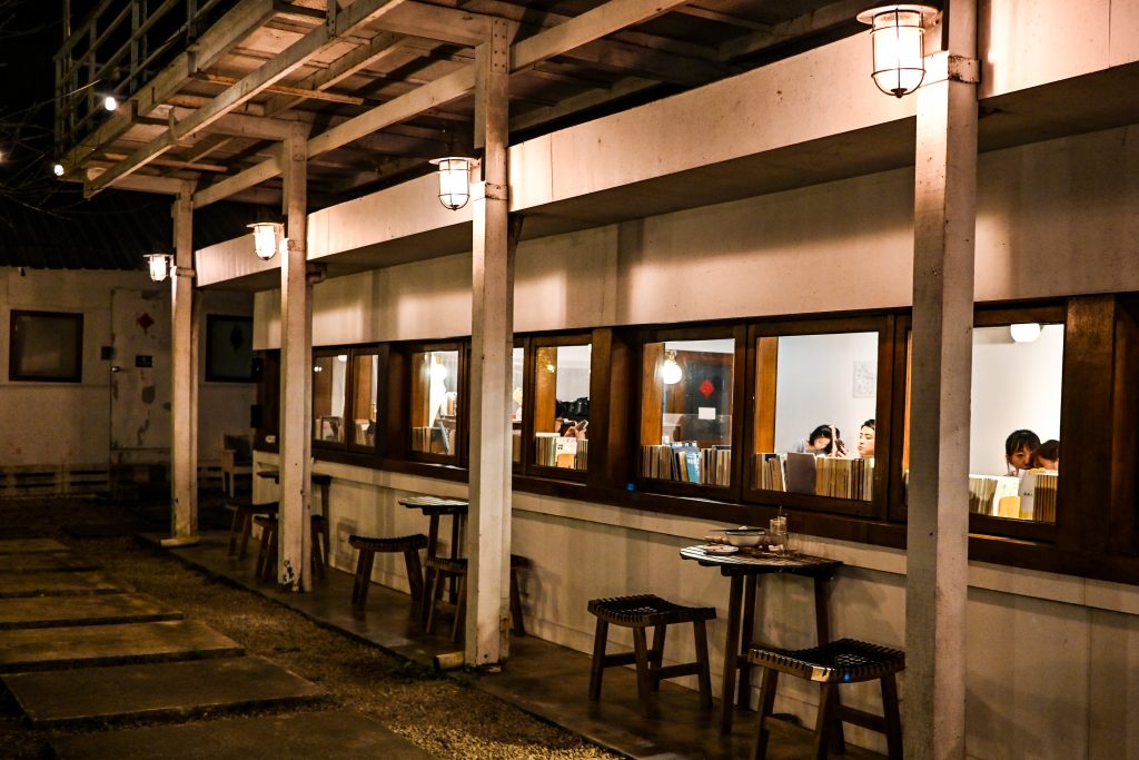 【台北文山】生活在他方-夜貓店|體驗貓空夜生活|貓空深夜咖啡廳、寵物友善餐廳、繪本書店|超高水準千層蛋糕、眷村乾拌麵|俯視臺北盆地夜景