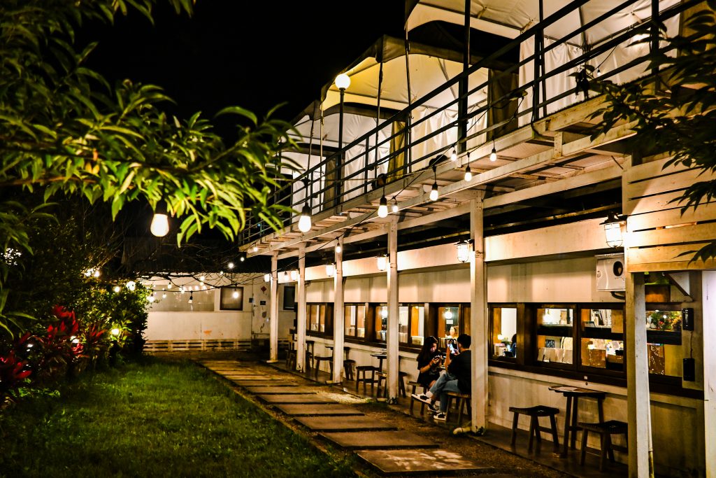 【台北文山】生活在他方-夜貓店|體驗貓空夜生活|貓空深夜咖啡廳、寵物友善餐廳、繪本書店|超高水準千層蛋糕、眷村乾拌麵|俯視臺北盆地夜景