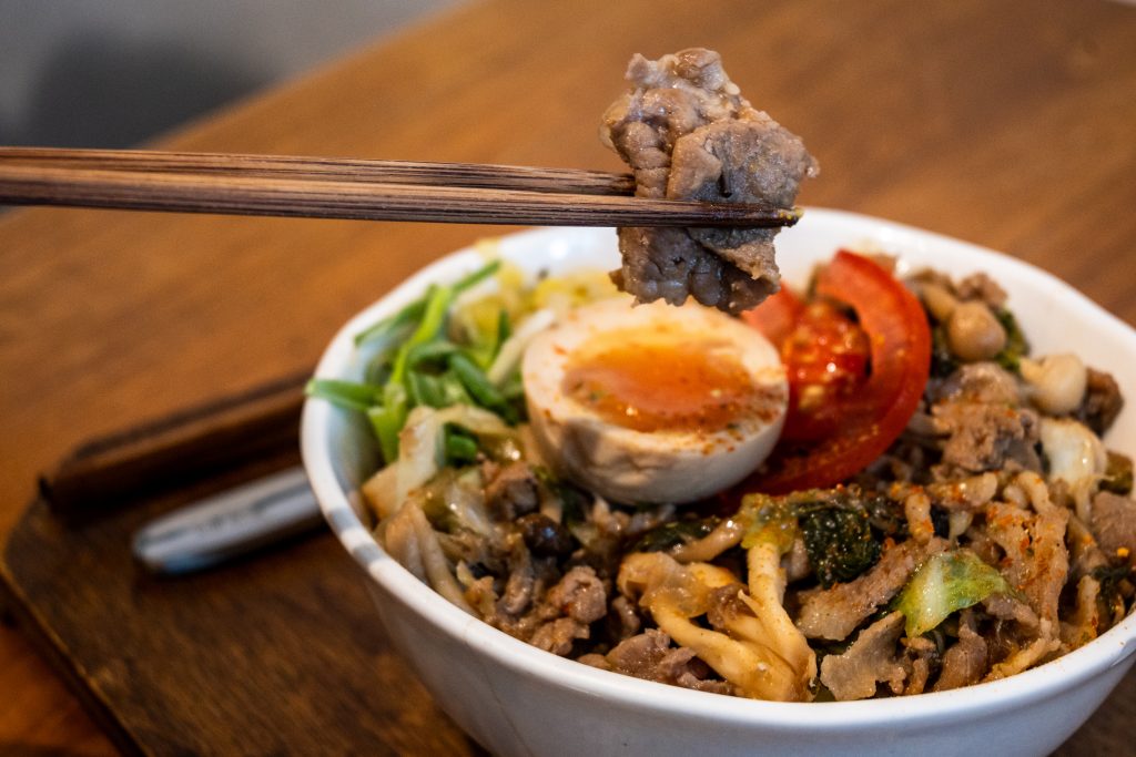 【台北中正】秋紅肚房|藏身於公館寶藏巖內的隱藏版美食|傳自台南老家的美好手路菜|藝術與私房菜的展示空間