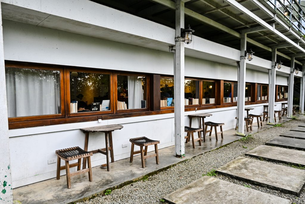 【台北文山】生活在他方-夜貓店|體驗貓空夜生活|貓空深夜咖啡廳、寵物友善餐廳、繪本書店|超高水準千層蛋糕、眷村乾拌麵|俯視臺北盆地夜景