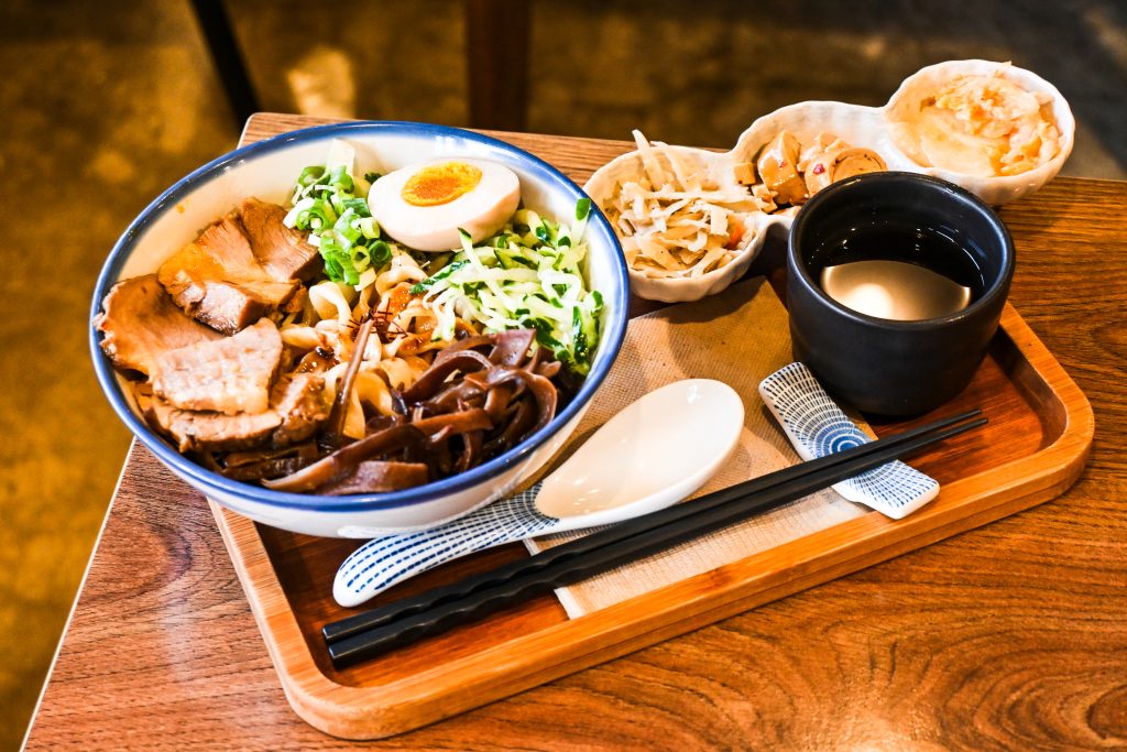 【台北文山】生活在他方-夜貓店|體驗貓空夜生活|貓空深夜咖啡廳、寵物友善餐廳、繪本書店|超高水準千層蛋糕、眷村乾拌麵|俯視臺北盆地夜景