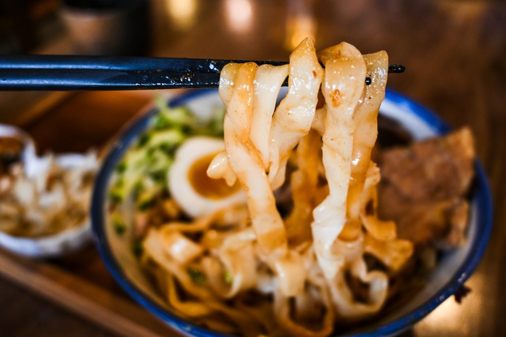 【台北文山】生活在他方-夜貓店|體驗貓空夜生活|貓空深夜咖啡廳、寵物友善餐廳、繪本書店|超高水準千層蛋糕、眷村乾拌麵|俯視臺北盆地夜景