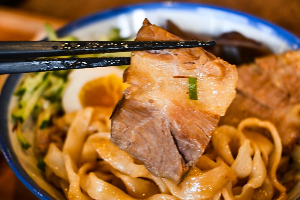 【台北文山】生活在他方-夜貓店|體驗貓空夜生活|貓空深夜咖啡廳、寵物友善餐廳、繪本書店|超高水準千層蛋糕、眷村乾拌麵|俯視臺北盆地夜景